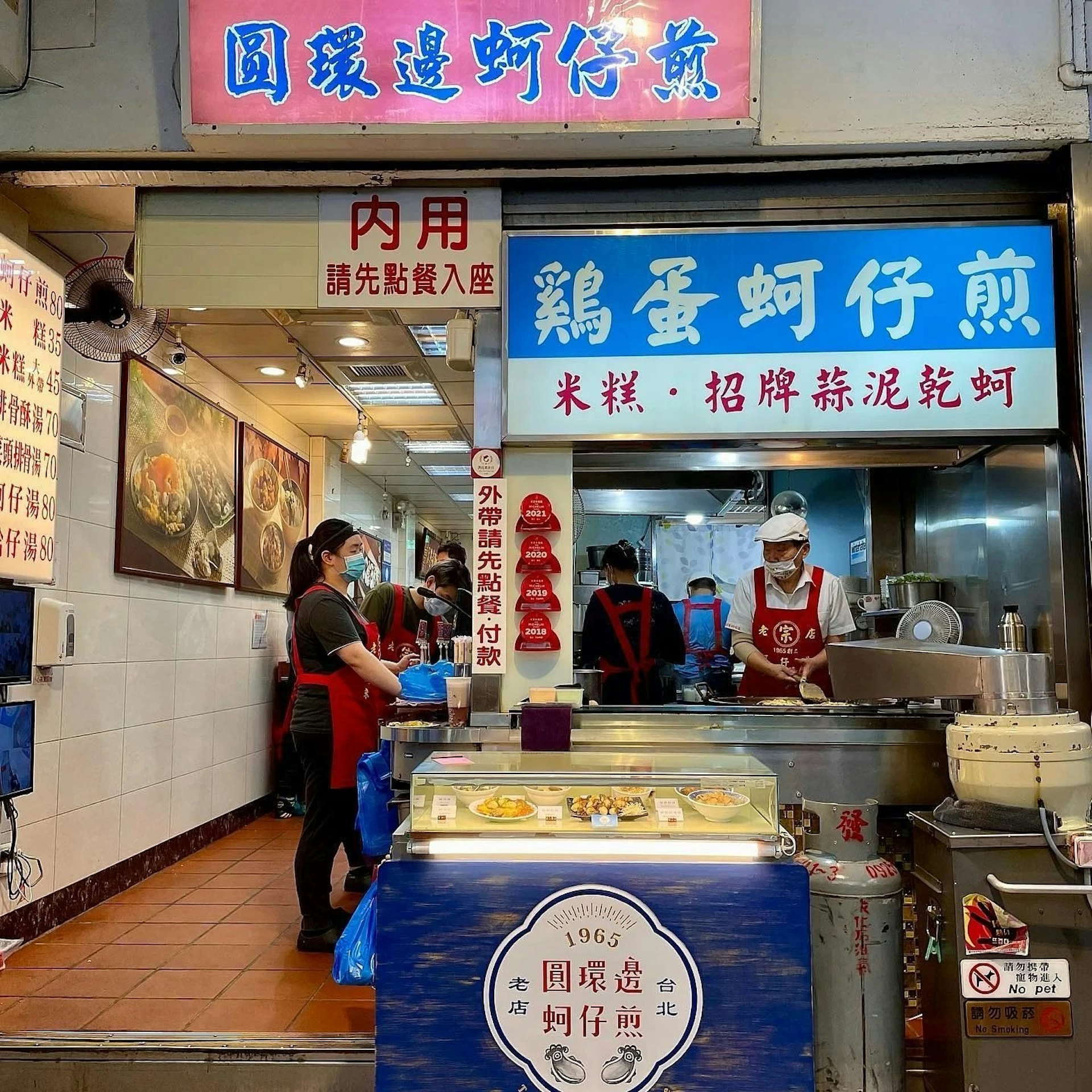 寧夏夜市1. 圓環邊蚵仔煎:用每天從台南直送的蚵仔,麵皮煎得焦焦脆脆,搭配獨家醬汁。(jjiiee._@instagram)