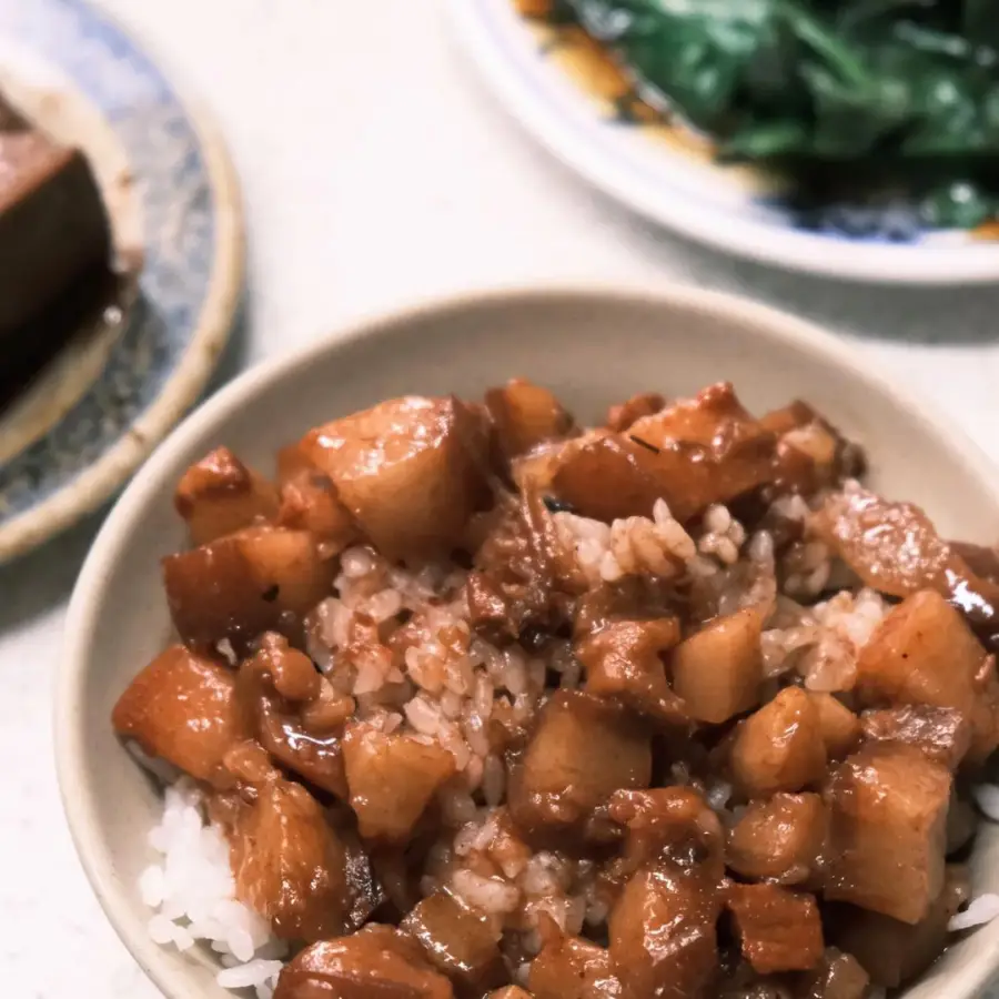 東興市魯肉義