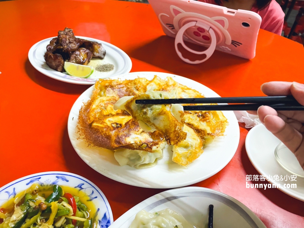 高雄【愛河生啤酒小吃部】中午就開喝生啤尬水餃!!