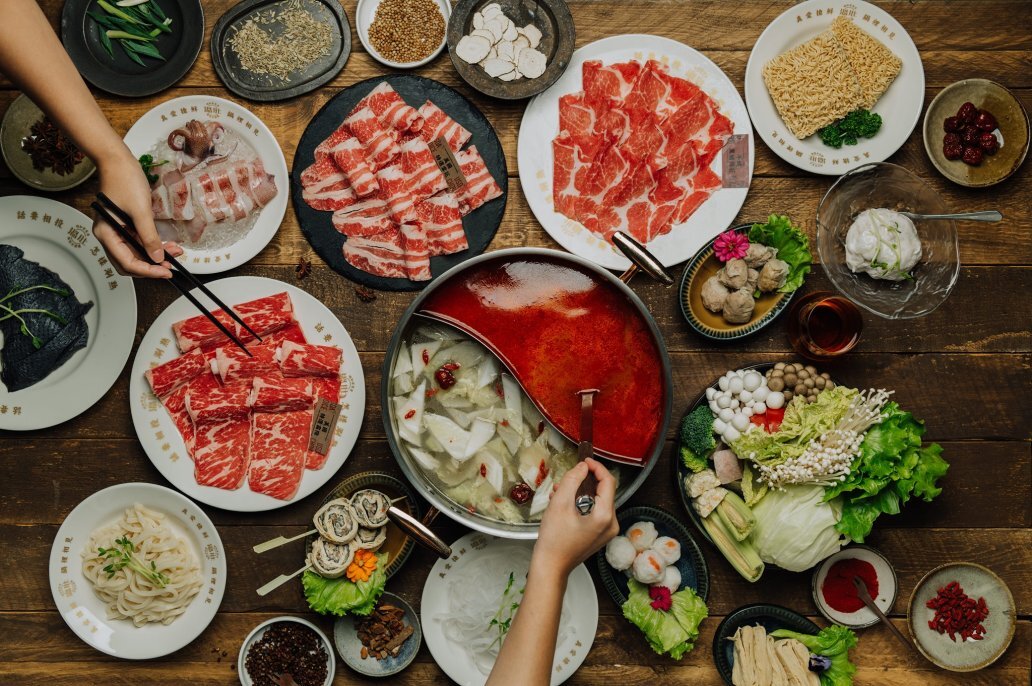 【高雄美食推薦2025】10間高雄必食餐廳:鴨肉飯、牛肉麵 、火鍋及壽司等