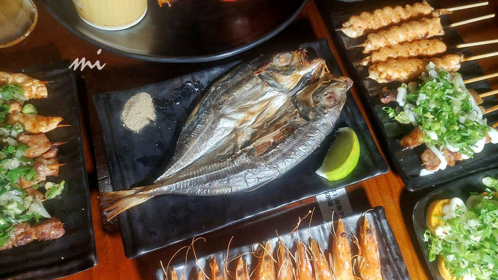 【台北美食】雞老闆長春店|聚餐就該點滿一整桌烤物, 消費滿額再送吮指回香的無敵烤雞