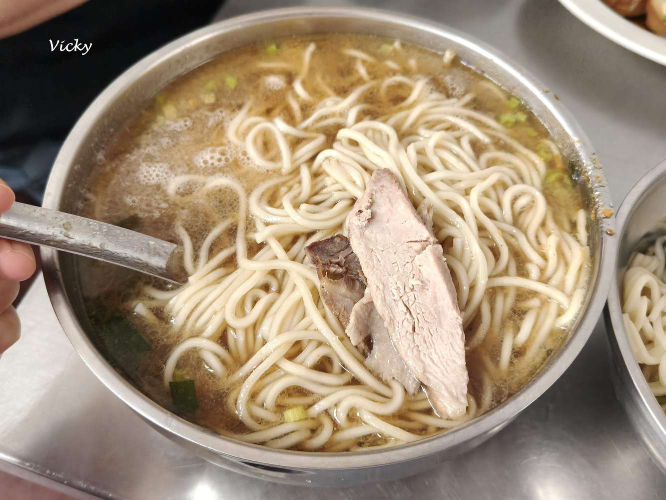 台南南區美食︱國民路 國棟麵店:巨無霸 大碗麵!早上6點就開賣,滷味隨便切都好吃,絕對是高 CP 值早餐