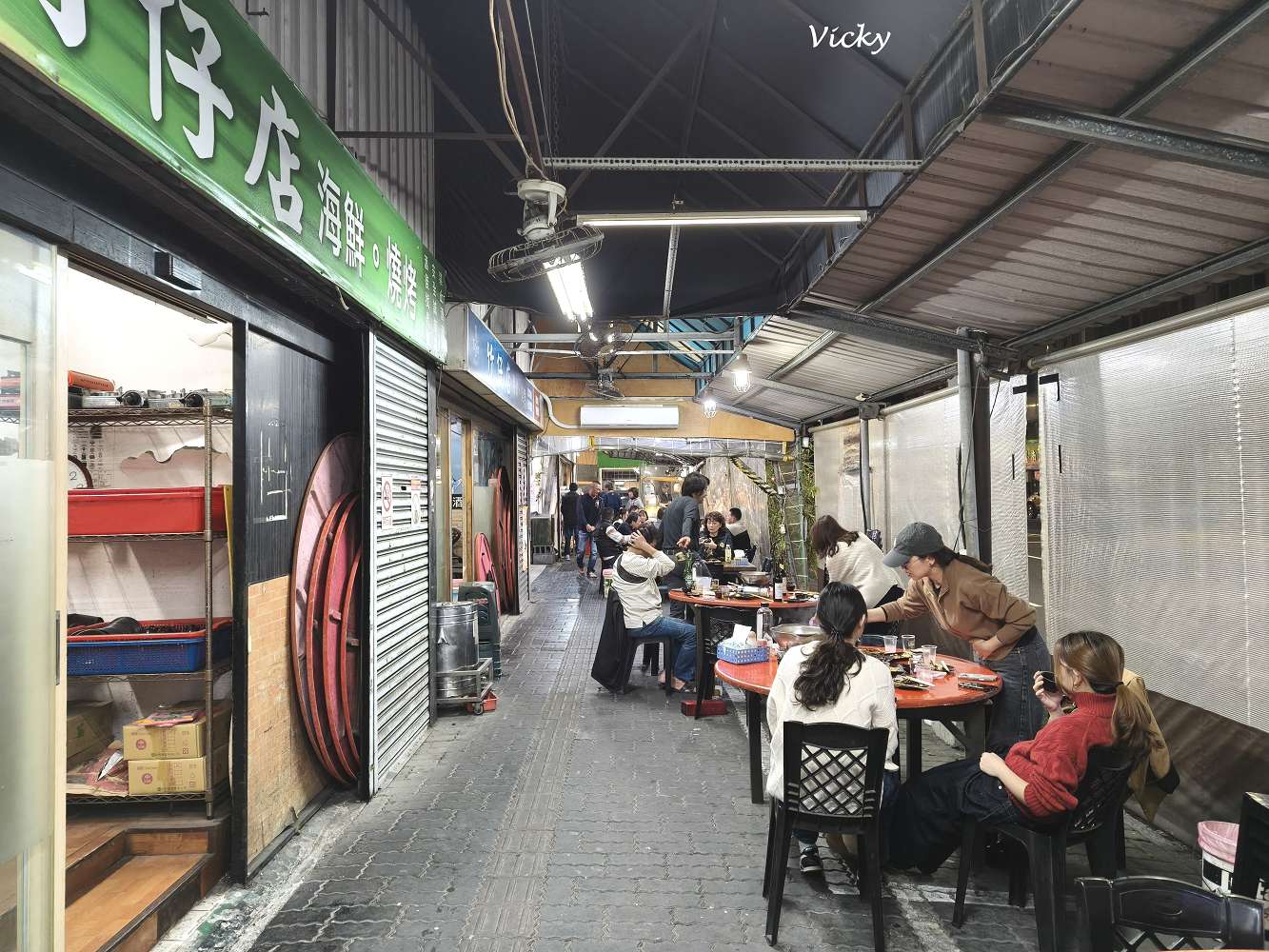 台南南區美食︱竹仔店海鮮。燒烤:躲在小北百貨招牌下的深夜食堂,從椒鹽龍珠到鹽烤鴨舌,用咀嚼釋放壓力的美味夜晚