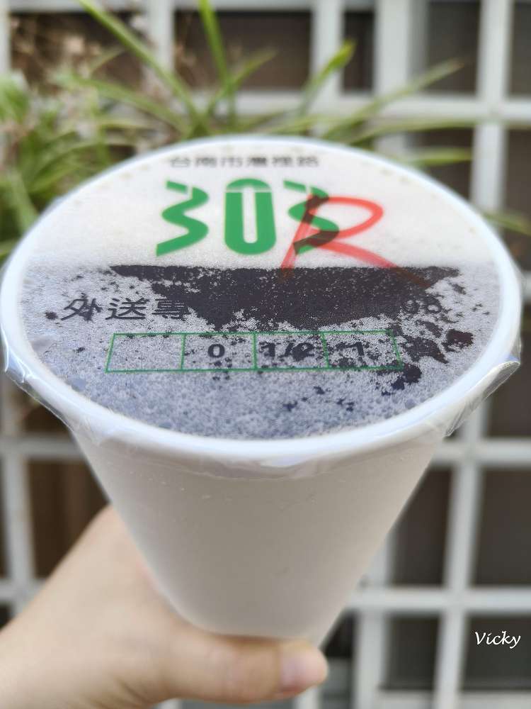 台南灣裡飲料|灣裡303茶飲店:大杯紅茶只要25元!在地人激推的超佛心佛系銅板價老店