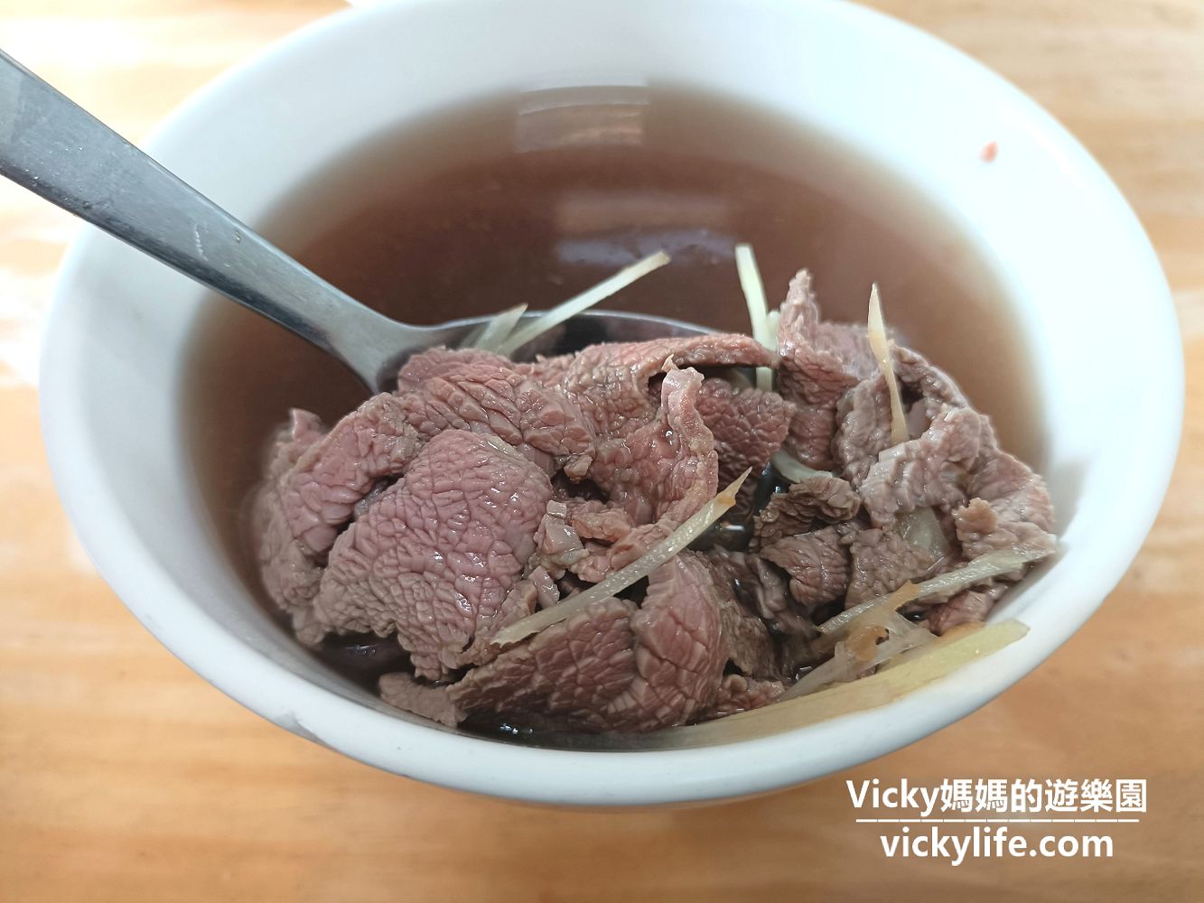 台南美食︱歸仁 台灣的牛牛肉湯:超鮮甜牛肉湯,配一碗肉燥飯和一盤芥蘭牛肉,這世界簡直太美好