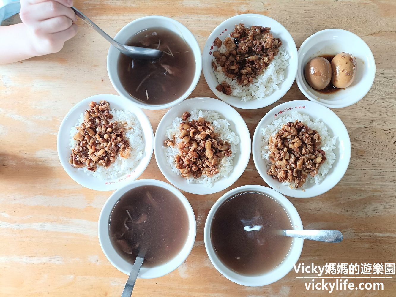 台南美食︱歸仁 台灣的牛牛肉湯:超鮮甜牛肉湯,配一碗肉燥飯和一盤芥蘭牛肉,這世界簡直太美好