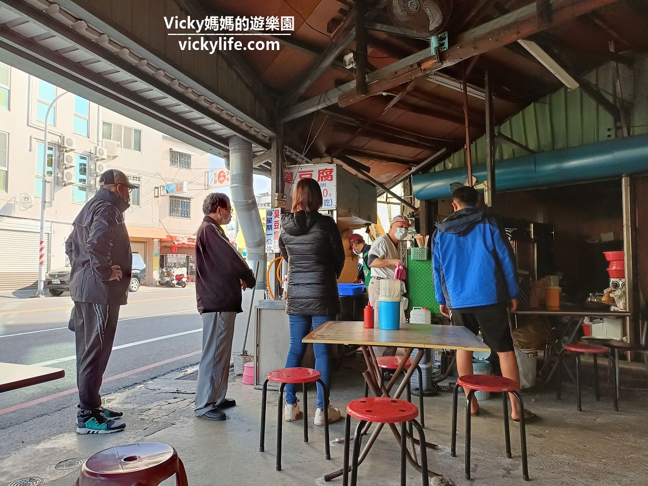 台南美食︱台南臭豆腐︱南區 夏林臭豆腐:營業時間排隊人潮不間斷,鐵皮屋下,外酥內軟的噴汁臭豆腐