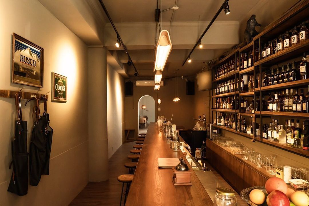 虎塔店面狹長,有著酒吧少見的簡約明亮。Photo By Bar HUTA