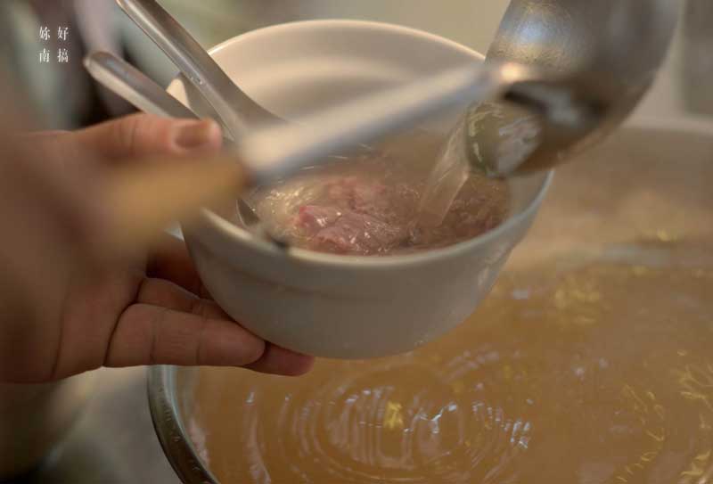 盛牛肉湯