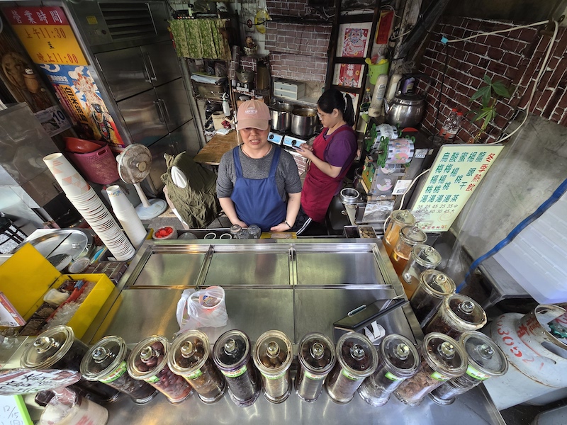 位於台南中西區的林家楊桃湯,超過十款的蜜餞任選搭配,是府城款的「飲品套餐」。