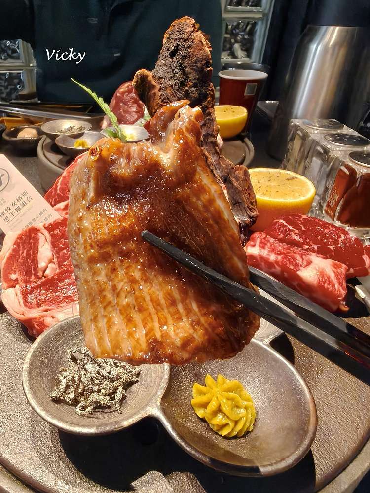 台南燒肉推薦|碳佐麻里精品燒肉 台南新興店:慶生聚餐首選!超狂生日優惠好禮拿不完,必點幻切和牛牛舌拱橋切,含完整菜單