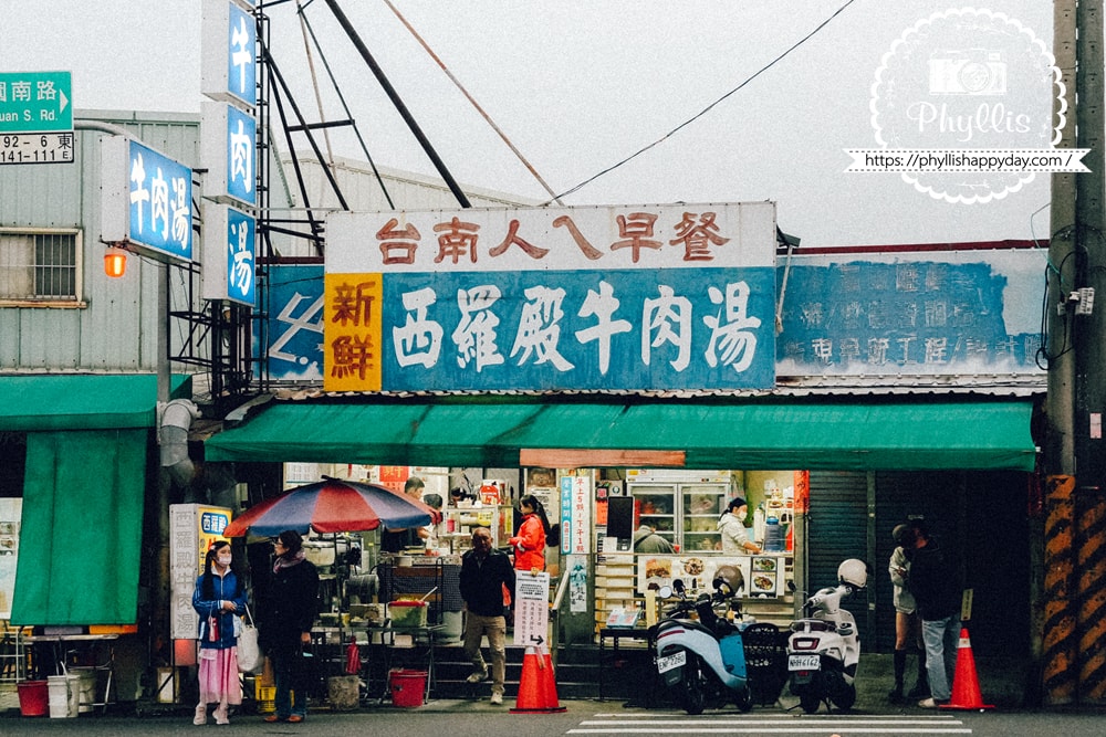 西羅殿牛肉湯店門口清晨排隊人潮