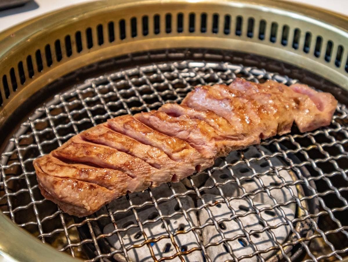 台中燒肉推薦「老井極上燒肉」30公分厚牛舌,一定要兩天前預訂。