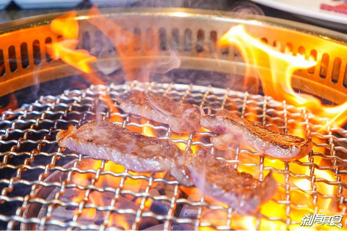 台中燒肉推薦「屋馬燒肉」日本A5和牛烤製後,肉香四溢太誘人。