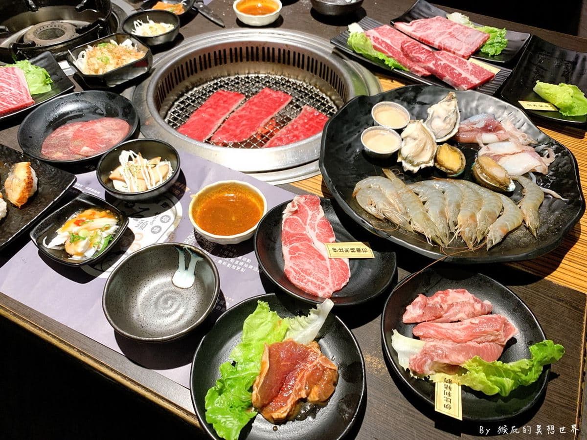 台中燒肉「石頭日式炭火燒肉」推薦必點1199元的價位,有干貝等海鮮。