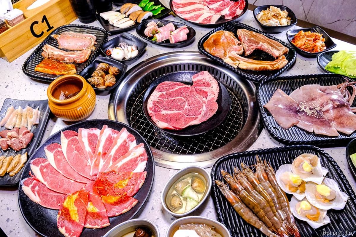 台中燒肉推薦「Yaki精緻炭火燒肉」主打大分量肉品,適合肉食控。