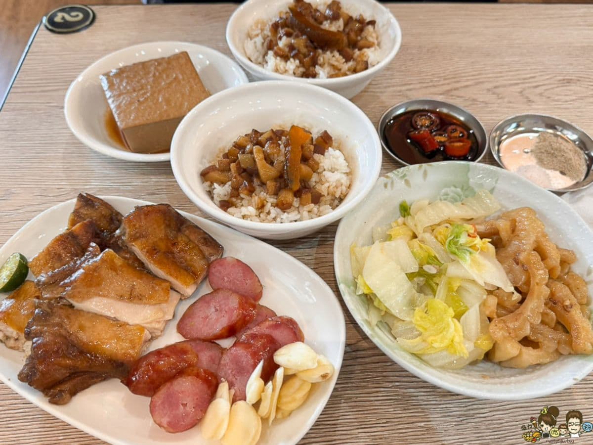小店結合台南傳統「飯桌仔」文化,供應魚類為主的家常菜色,可以搭配滷肉飯、香腸等小菜享用。