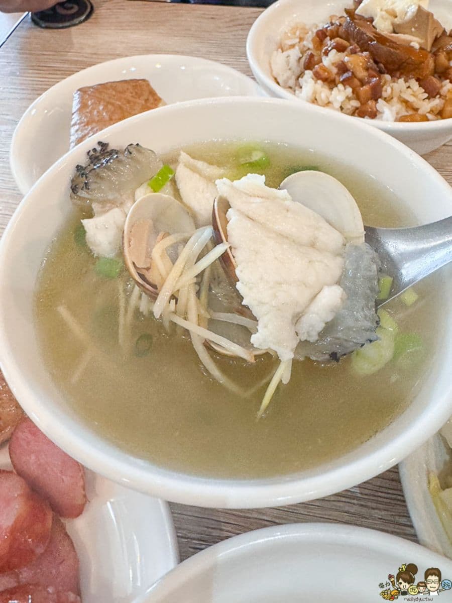 招牌魚湯以鱸魚骨和蔬菜熬煮湯底,再加入蛤蜊和魚片,滋味鮮美甘甜。
