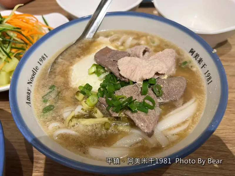 ▲桃園龍岡忠貞市場米干必吃推薦:阿美米干1981,創始店已重新裝潢成復古風格 /游小熊 提供、WalkerLand窩客島整理