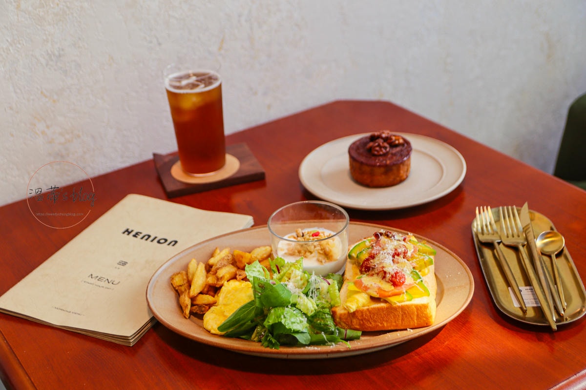 Henion Coffee.赫尼恩 北歐煙燻鮭魚佐酪梨350元