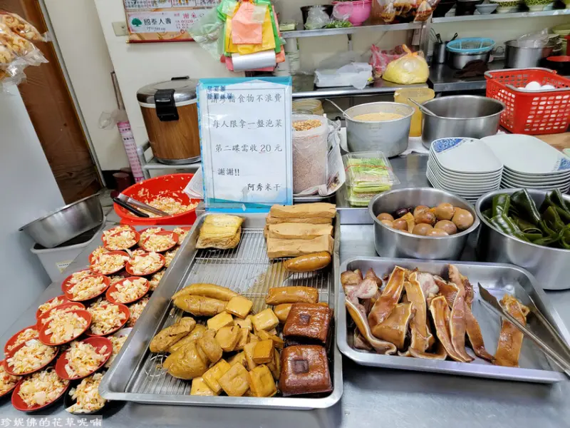 ▲桃園龍岡忠貞市場米干必吃推薦:阿秀米干,也有提供各式滷味 /珍妮佛的花草呢喃 提供、WalkerLand窩客島整理