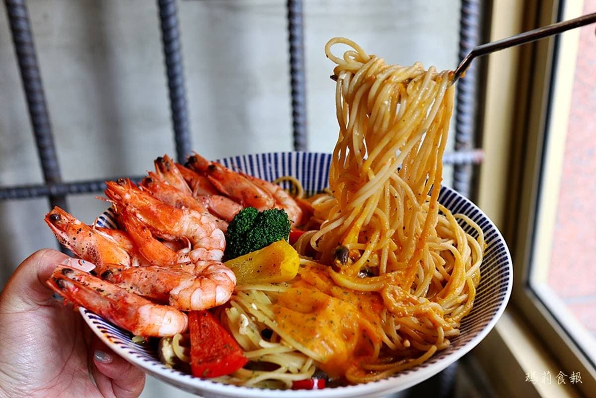 黃澄澄的金沙醬,單吃起來味道鹹香濃厚,還帶點奶香;拌入義大利麵裡,裹滿醬汁的麵條,口味濃郁且香氣十足。