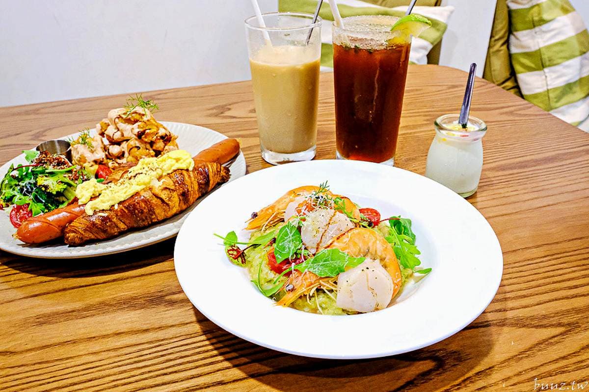 「樂丘廚房」裝潢走休閒的南洋度假風格,除了義麵、燉飯,他們家的舒芙蕾與鬆餅也不錯吃。