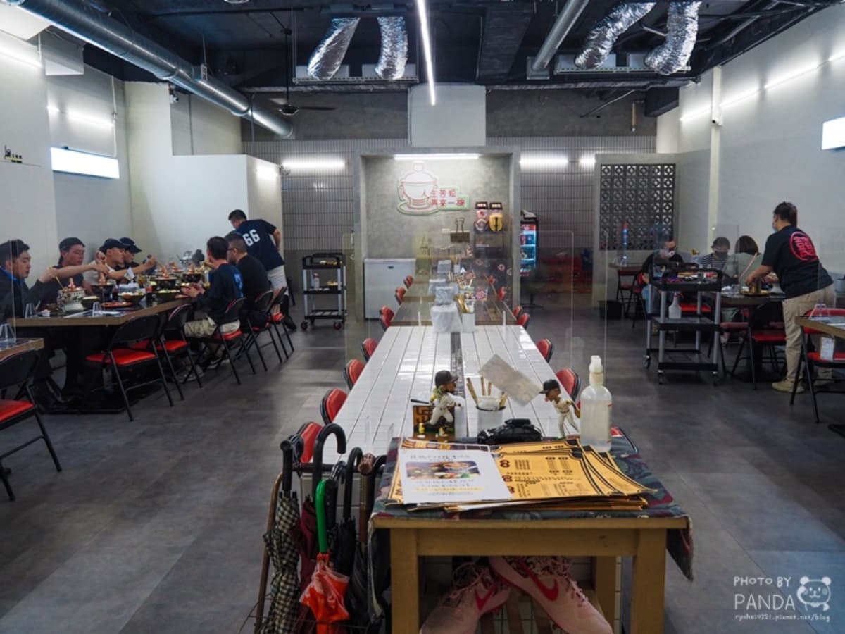 囍鍋子店內呈現現代感復古氛圍